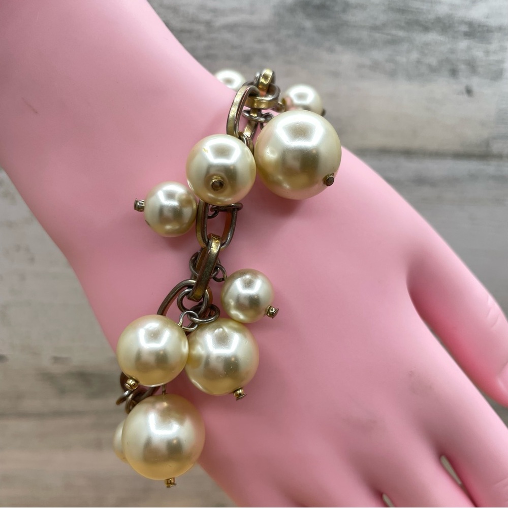 Beautiful Unsigned Gold Tone Champagne Acrylic Pearl Beaded Charm Bracelet